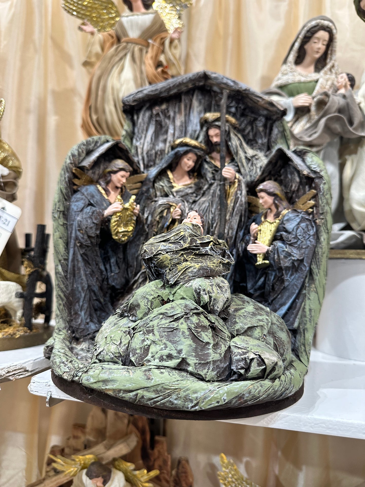 11.75' Holy Family with Angles (aprox 29 cm) - Santas Workshop Direct 