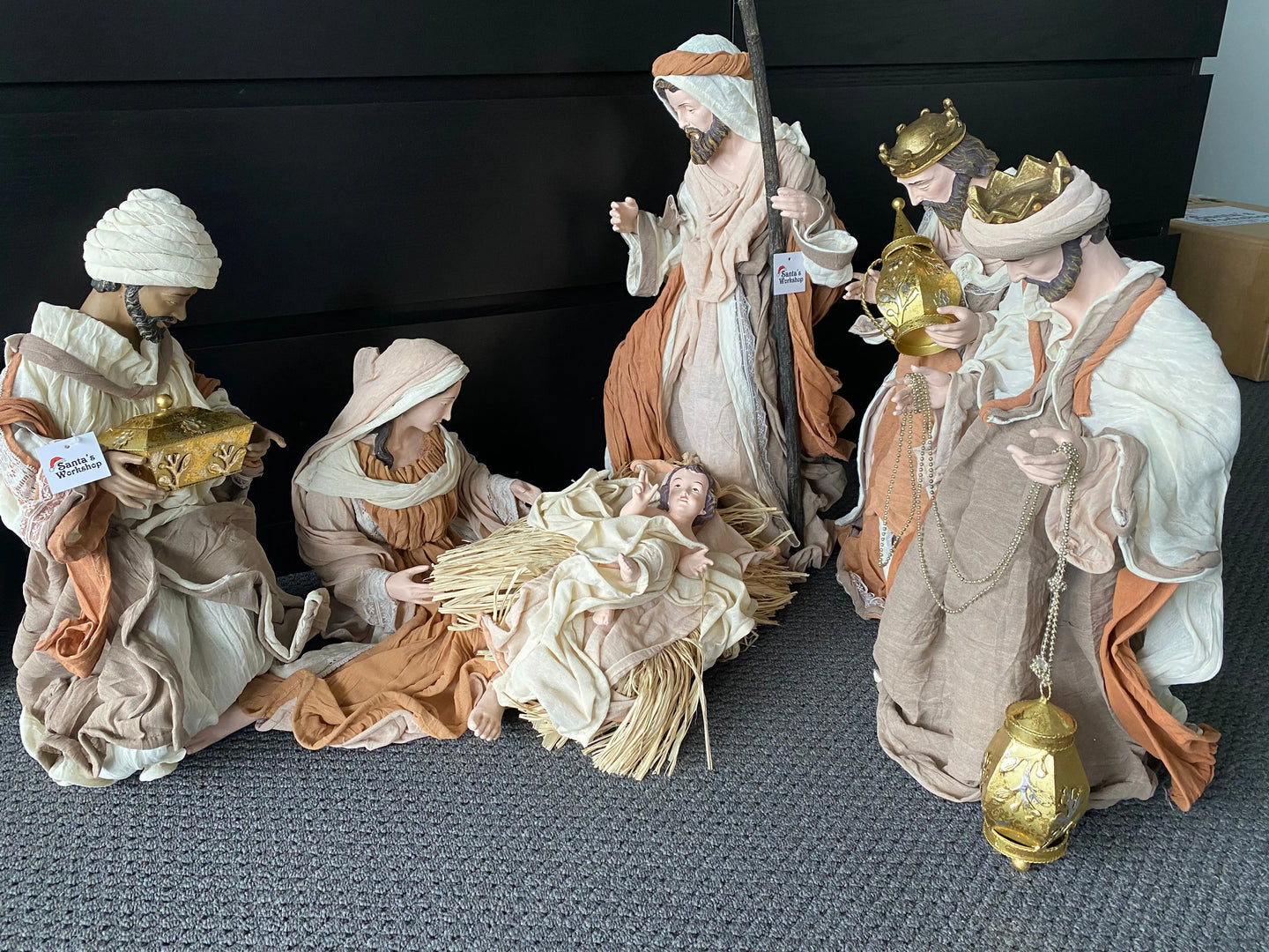 18.75”Christmas Nativity 20.25”set / scene with manger  -51 cm Santas Workshop Direct