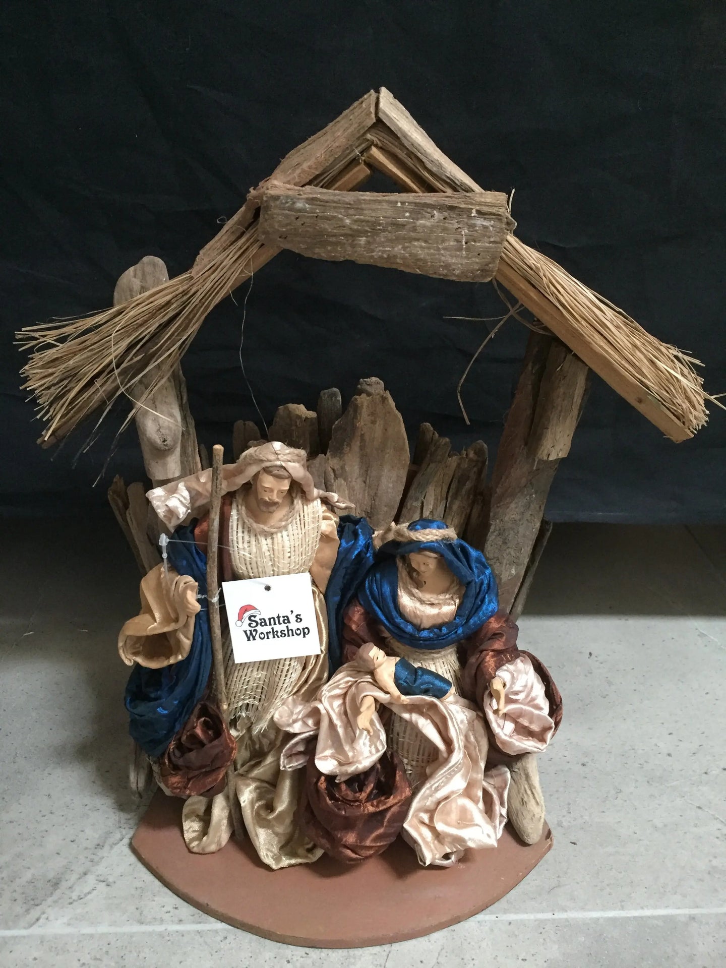 8” Christmas Holy Family in stable  13.5” approx 28 cm Santas Workshop Direct